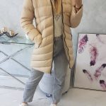 Bež bunda s kapuco.Toplo in udobno vkorakaj v zimo.